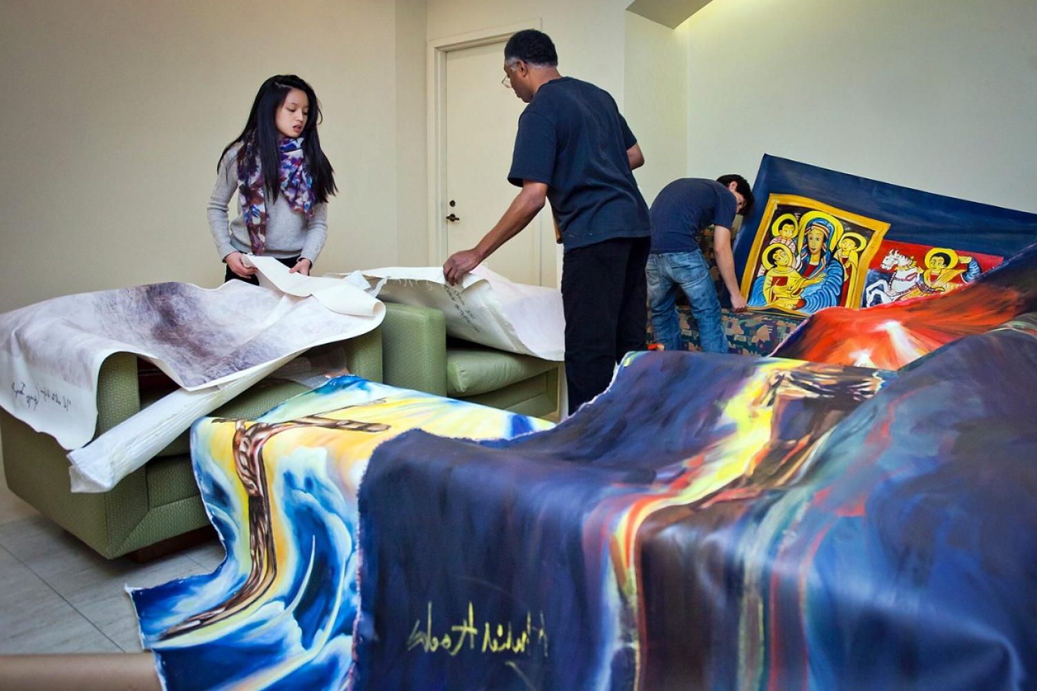 美术兼职教授Khalid Kodi与艺术俱乐部的学生, 在巴普斯特图书馆的画廊空间里安装艺术品. 该作品与一个项目有关，该项目涉及和平共处和社会正义的原则和承诺. 